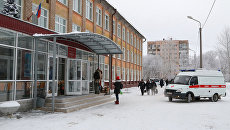 Автомобиль скорой помощи у школы № 127 в Перми. Архивное фото Автомобиль скорой помощи у школы № 127 в Перми. Архивное фото