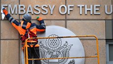 Рабочий у здания посольства США в Москве на Большом Девятинском переулке Рабочий у здания посольства США в Москве на Большом Девятинском переулке