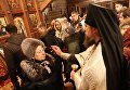 Верующие со священнослужителем во время традиционного праздничного молебна в Крещенский сочельник в Храме Святителя Николая в Измайловском Кремле в Москве Верующие со священнослужителем во время традиционного праздничного молебна в Крещенский сочельник в Храме Святителя Николая в Измайловском Кремле в Москве