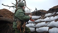 Боец ополчения ДНР на позиции у линии соприкосновения с украинскими силовиками Боец ополчения ДНР на позиции у линии соприкосновения с украинскими силовиками