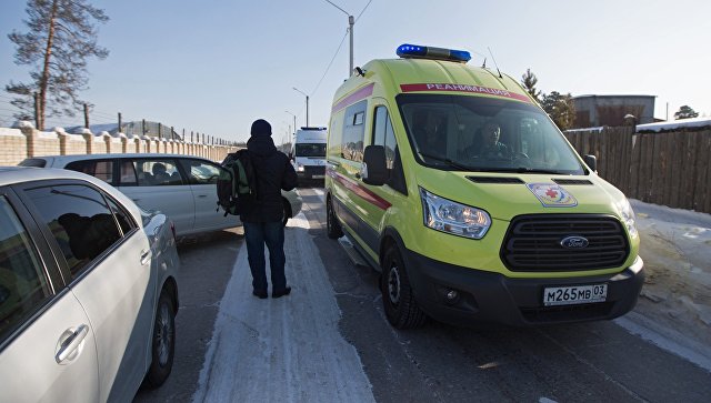 Автомобиль реанимации в микрорайоне Сосновый бор города Улан-Удэ, где произошло нападение на учеников и преподавателя школы №5