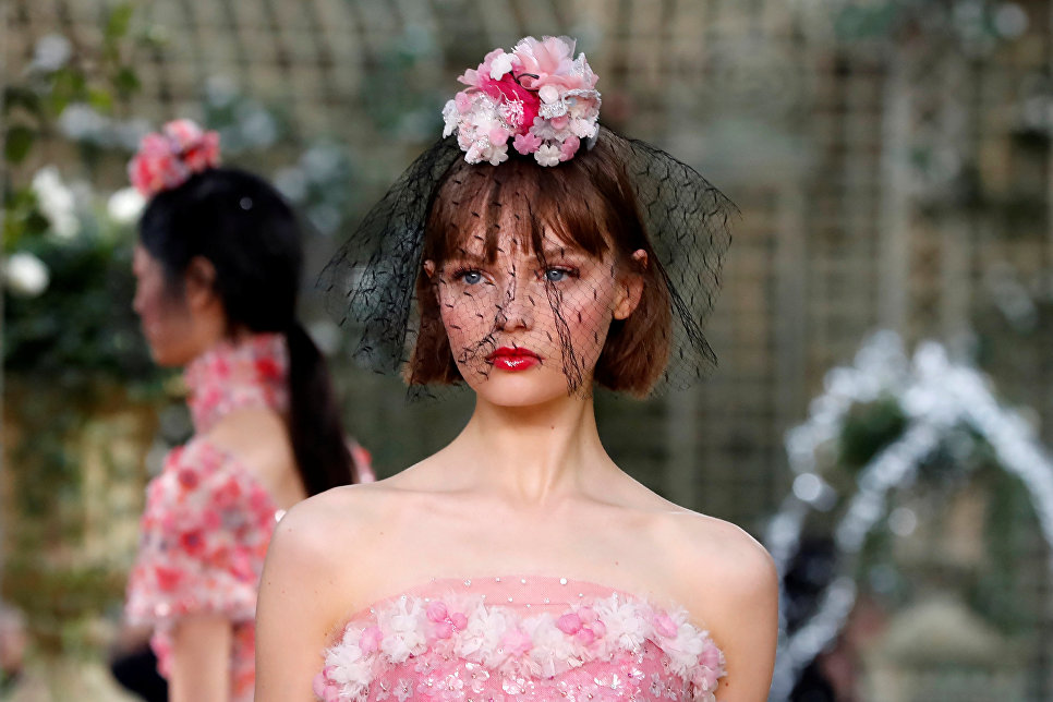 Показ коллекции Karl Lagerfeld для дома моды Chanel в рамках Недели высокой моды в Париже Показ коллекции Karl Lagerfeld для дома моды Chanel в рамках Недели высокой моды в Париже