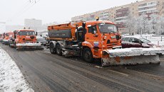 Чистка дорог от выпавшего снега в Москве. Архивное фото Чистка дорог от выпавшего снега в Москве. Архивное фото