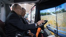 Владимир Путин во время посещения ОАО Ростсельмаш в ходе рабочей поездки в Ростов-на-Дону. 1 февраля 2018 Владимир Путин во время посещения ОАО Ростсельмаш в ходе рабочей поездки в Ростов-на-Дону. 1 февраля 2018