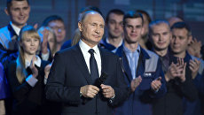 Президент РФ Владимир Путин во время встречи с работниками Горьковского автомобильного завода в Нижнем Новгороде. 6 декабря 2017 Президент РФ Владимир Путин во время встречи с работниками Горьковского автомобильного завода в Нижнем Новгороде. 6 декабря 2017