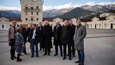 Участники немецкой делегации депутатов от партии Альтернатива для Германии осматривают винодельческий завод Массандра в рамках своего официального визита в Крым Участники немецкой делегации депутатов от партии Альтернатива для Германии осматривают винодельческий завод Массандра в рамках своего официального визита в Крым