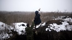 Военнослужащий ДНР в поселке Ясное Донецкой области. Архивное фото Военнослужащий ДНР в поселке Ясное Донецкой области. Архивное фото