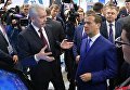 Мэр Москвы Сергей Собянин и Дмитрий Медведев во время осмотра выставочных стендов ряда регионов на Российском инвестиционном форуме Сочи-2018 Мэр Москвы Сергей Собянин и Дмитрий Медведев во время осмотра выставочных стендов ряда регионов на Российском инвестиционном форуме Сочи-2018
