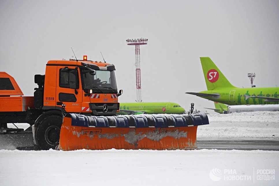 Снегоуборочная техника во время уборки в аэропорту Домодедово Снегоуборочная техника во время уборки в аэропорту Домодедово
