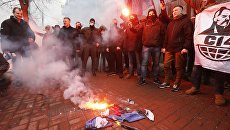 Активисты и сторонники украинских националистических партий сжигают Российский флаг, изьятый из офиса Российского центра науки и культуры в Киеве. 17 февраля 2018 Активисты и сторонники украинских националистических партий сжигают Российский флаг, изьятый из офиса Российского центра науки и культуры в Киеве. 17 февраля 2018
