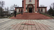 Цветы у Свято-Георгиевского храма в Кизляре, где 18 февраля местный житель открыл стрельбу из ружья по прихожанам Цветы у Свято-Георгиевского храма в Кизляре, где 18 февраля местный житель открыл стрельбу из ружья по прихожанам