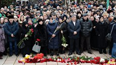 Горожане на похоронах убитых в результате стрельбы у собора Георгия Победоносца в Кизляре. 20 февраля 2018 Горожане на похоронах убитых в результате стрельбы у собора Георгия Победоносца в Кизляре. 20 февраля 2018