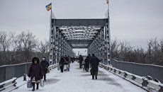 Люди в районе временного пункта пропуска Станица Луганская между Украиной и Луганской народной республикой. Архивное фото Люди в районе временного пункта пропуска Станица Луганская между Украиной и Луганской народной республикой. Архивное фото