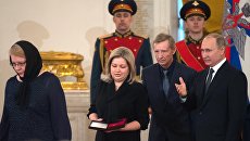 Президент РФ Владимир Путин вручает Золотую Звезду Героя РФ вдове Ольге и родителям погибшего в Сирии военного летчика гвардии майора Романа Филипова. 23 февраля 2018 Президент РФ Владимир Путин вручает Золотую Звезду Героя РФ вдове Ольге и родителям погибшего в Сирии военного летчика гвардии майора Романа Филипова. 23 февраля 2018