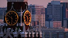 Часы на Спасской башне Московского Кремля. Архивное фото Часы на Спасской башне Московского Кремля. Архивное фото