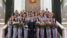 Церемония вручения премьер-министром РФ Д. Медведевым автомобилей победителям и призерам зимней Олимпиады -2018 в Пхенчхане. Архивное фото Церемония вручения премьер-министром РФ Д. Медведевым автомобилей победителям и призерам зимней Олимпиады -2018 в Пхенчхане. Архивное фото