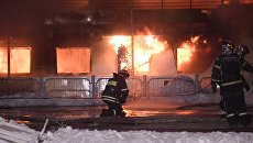 Сотрудники пожарной службы МЧС России во время тушения пожара на прогулочном теплоходе на Нагатинской набережной в Москве. Сотрудники пожарной службы МЧС России во время тушения пожара на прогулочном теплоходе на Нагатинской набережной в Москве.