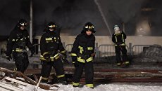 Сотрудники МЧС России во время тушения пожара на прогулочном теплоходе на Нагатинской набережной в Москве. 1 марта 2018 Сотрудники МЧС России во время тушения пожара на прогулочном теплоходе на Нагатинской набережной в Москве. 1 марта 2018