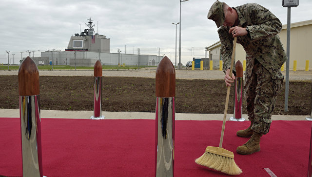 Американский военный на территории румынской военной базы в Девеселу