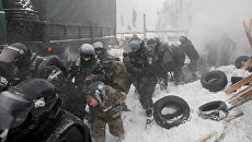 Сотрудники полиции и протестующие в палаточном городке у Верховной рады в Киеве, Украина. 3 марта 2018 Сотрудники полиции и протестующие в палаточном городке у Верховной рады в Киеве, Украина. 3 марта 2018
