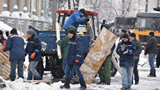 Полицейские задерживают протестующих в палаточном городке у Верховной Рады в Киеве. 3 марта 2018 Полицейские задерживают протестующих в палаточном городке у Верховной Рады в Киеве. 3 марта 2018