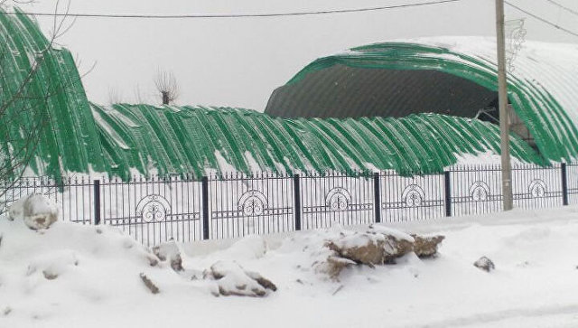 Обрушившаяся крыша строящегося катка в населенном пункте Первомайский, Московская область. 4 марта 2018