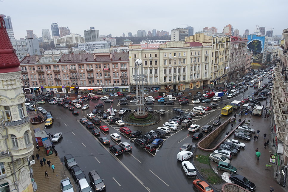 Площадь Льва Толстого в Киеве, Украина. Архивное фото Площадь Льва Толстого в Киеве, Украина. Архивное фото