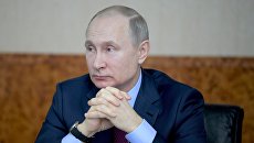 Президент РФ Владимир Путин во время встречи с женщинами-предпринимателями на Самарском булочно-кондитерском комбинате. 7 марта 2018 Президент РФ Владимир Путин во время встречи с женщинами-предпринимателями на Самарском булочно-кондитерском комбинате. 7 марта 2018