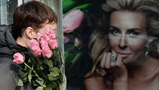 Мужчина с букетом цветов накануне праздника 8 марта в Москве Мужчина с букетом цветов накануне праздника 8 марта в Москве