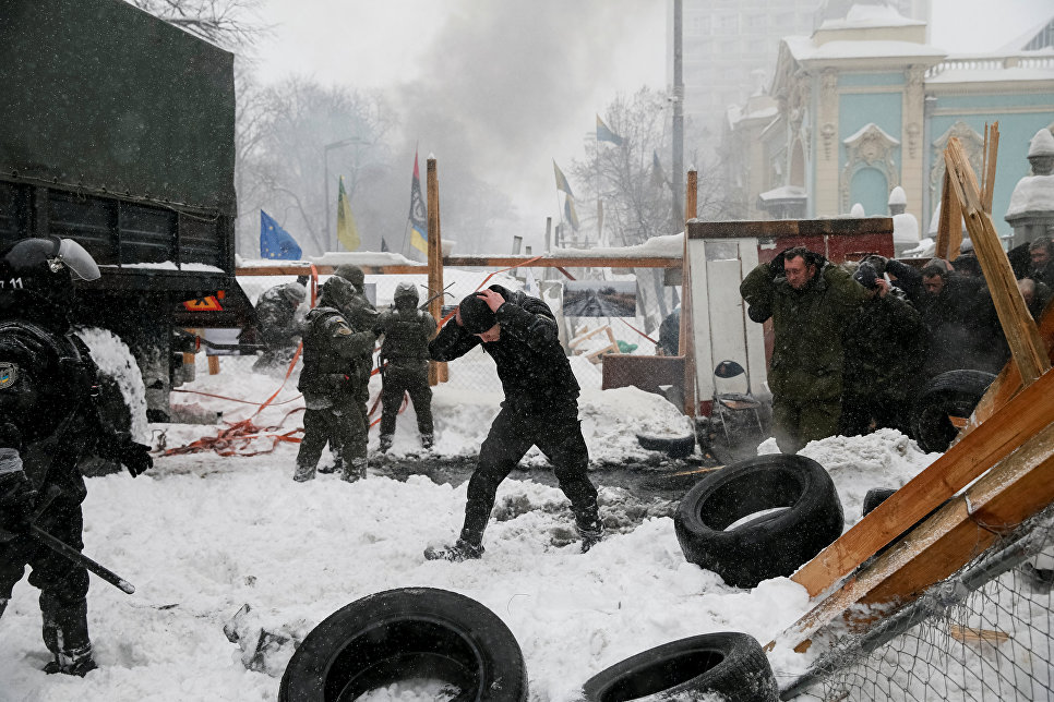 Сотрудники полиции и протестующие в палаточном городке у Верховной рады в Киеве, Украина. 3 марта 2018 Сотрудники полиции и протестующие в палаточном городке у Верховной рады в Киеве, Украина. 3 марта 2018
