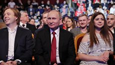 Владимир Путин во время посещения игры 1/8 финала Высшей лиги КВН. 9 марта 2018 Владимир Путин во время посещения игры 1/8 финала Высшей лиги КВН. 9 марта 2018
