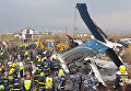 Спасатели на месте крушения самолета авиакомпании US-Bangla Airlines в Катманду, Непал. 12 марта 2018 Спасатели на месте крушения самолета авиакомпании US-Bangla Airlines в Катманду, Непал. 12 марта 2018