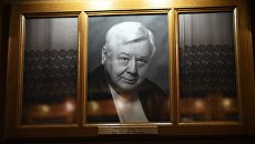 Портрет народного артиста СССР, художественного руководителя МХТ им. Чехова и Табакерки Олега Табакова в холле МХТ им. А. П. Чехова. 12 марта 2018 Портрет народного артиста СССР, художественного руководителя МХТ им. Чехова и Табакерки Олега Табакова в холле МХТ им. А. П. Чехова. 12 марта 2018