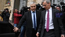 Посол Великобритании в России Лори Бристоу, вышедший из МИД РФ, и журналисты у высотки российского министерства. 13 марта 2018 Посол Великобритании в России Лори Бристоу, вышедший из МИД РФ, и журналисты у высотки российского министерства. 13 марта 2018