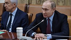 Владимир Путин во время встречи с представителями общественности республики в Махачкале. 13 марта 2018 Владимир Путин во время встречи с представителями общественности республики в Махачкале. 13 марта 2018