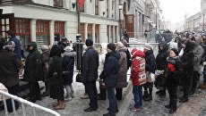 Люди у входа в здание Московского Художественного театра (МХТ) имени А. П. Чехова в Камергерском переулке, где проходит церемония прощания с актером Олегом Табаковым Люди у входа в здание Московского Художественного театра (МХТ) имени А. П. Чехова в Камергерском переулке, где проходит церемония прощания с актером Олегом Табаковым