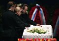 Сын О. Табакова актер Павел Табаков, вдова О. Табакова актриса Марина Зудина и актер Владимир Машков (слева направо) на церемонии прощания с актером и режиссером Олегом Табаковым в здании Московского Художественного театра (МХТ) имени А.П.Чехова в Камергерском переулке в Москве Сын О. Табакова актер Павел Табаков, вдова О. Табакова актриса Марина Зудина и актер Владимир Машков (слева направо) на церемонии прощания с актером и режиссером Олегом Табаковым в здании Московского Художественного театра (МХТ) имени А.П.Чехова в Камергерском переулке в Москве