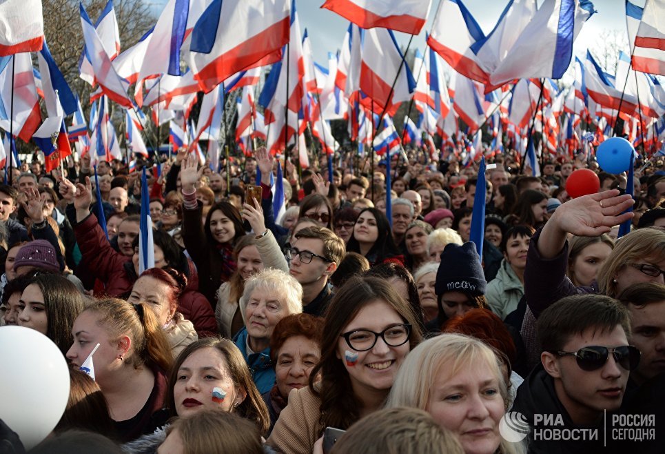 Участники митинга в Севастополе в честь годовщины воссоединения Крыма с Россией Участники митинга в Севастополе в честь годовщины воссоединения Крыма с Россией