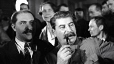 Генеральный секретарь ЦК ВКП (б) Иосиф Сталин среди делегатов на II Всесоюзном съезде колхозников-ударников. Февраль 1935 года Генеральный секретарь ЦК ВКП (б) Иосиф Сталин среди делегатов на II Всесоюзном съезде колхозников-ударников. Февраль 1935 года