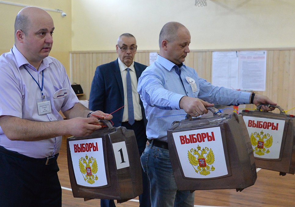 Члены избирательной комиссии на избирательном участке во Владивостоке