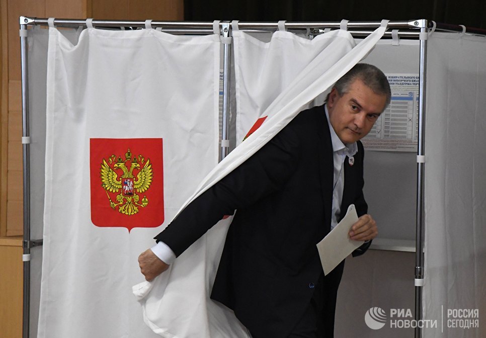 Глава Республики Крым Сергей Аксенов во время голосования на выборах президента Российской Федерации на избирательном участке в Симферополе. 18 марта 2018 Глава Республики Крым Сергей Аксенов во время голосования на выборах президента Российской Федерации на избирательном участке в Симферополе. 18 марта 2018