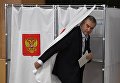 Глава Республики Крым Сергей Аксенов во время голосования на выборах президента Российской Федерации на избирательном участке в Симферополе. 18 марта 2018 Глава Республики Крым Сергей Аксенов во время голосования на выборах президента Российской Федерации на избирательном участке в Симферополе. 18 марта 2018