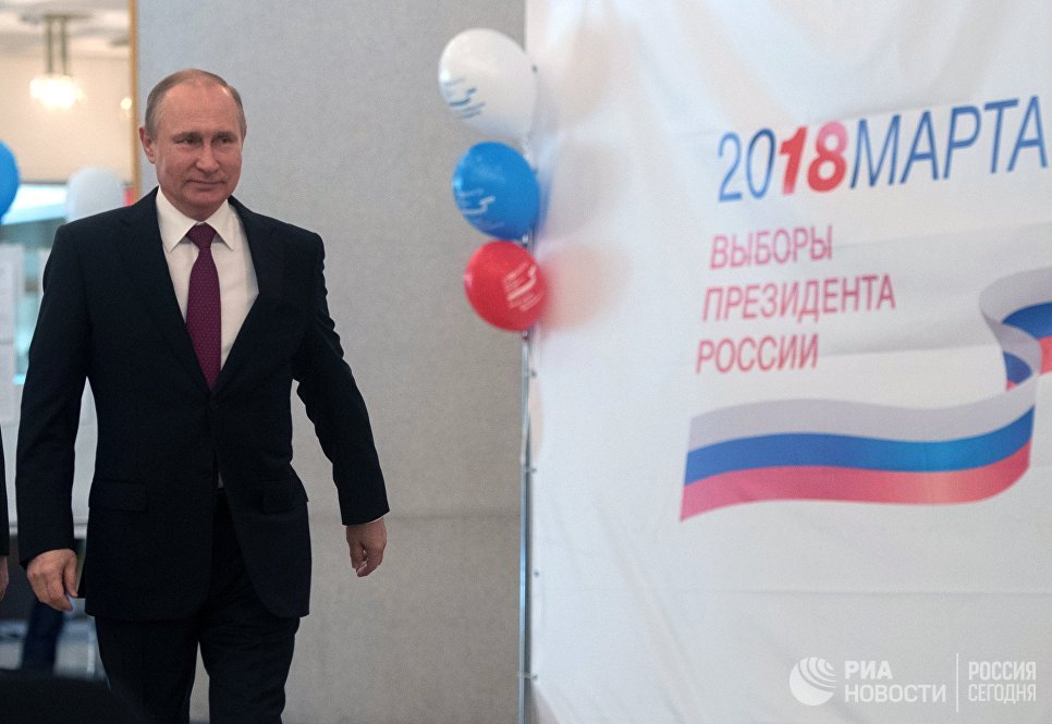 Кандидат в президенты РФ, действующий президент РФ Владимир Путин голосует на избирательном участке в Москве. 18 марта 2018 Кандидат в президенты РФ, действующий президент РФ Владимир Путин голосует на избирательном участке в Москве. 18 марта 2018