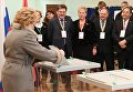 Председатель Совета Федерации РФ Валентина Матвиенко опускает бюллетень в урну на выборах президента РФ на избирательном участке №2237 в Санкт-Петербурге. 18 марта 2018 Председатель Совета Федерации РФ Валентина Матвиенко опускает бюллетень в урну на выборах президента РФ на избирательном участке №2237 в Санкт-Петербурге. 18 марта 2018