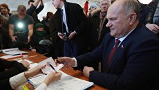 Руководитель КПРФ Геннадий Зюганов голосует на выборах президента РФ на избирательном участке в Москве. 18 марта 2018 Руководитель КПРФ Геннадий Зюганов голосует на выборах президента РФ на избирательном участке в Москве. 18 марта 2018