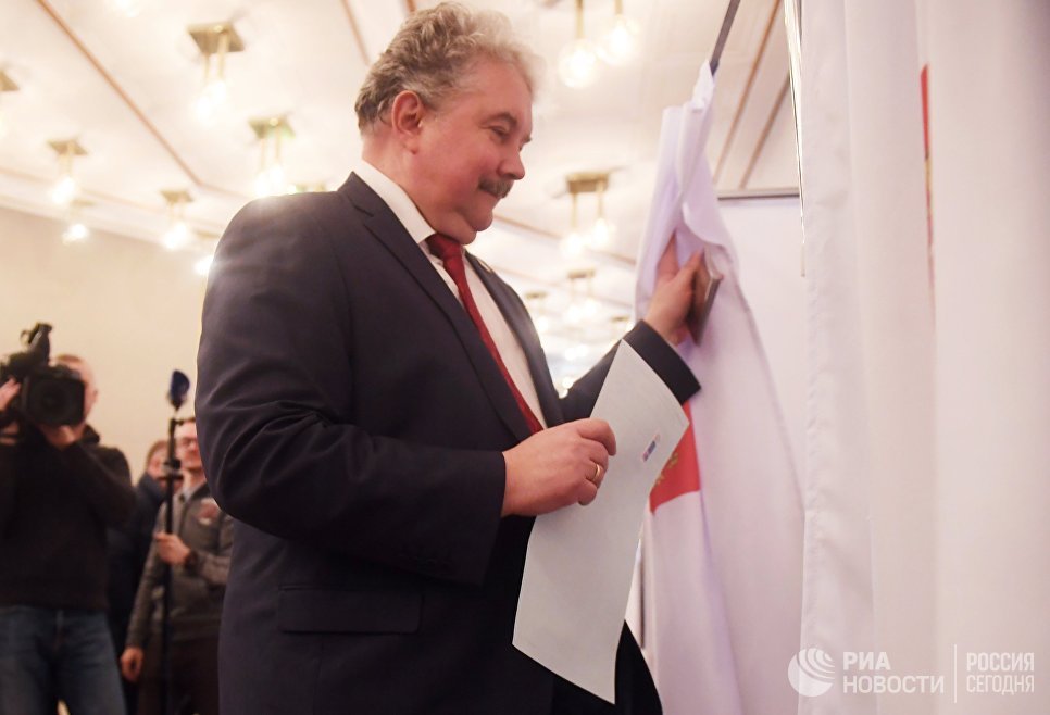Кандидат в президенты РФ от партии Российский общенародный союз Сергей Бабурин во время голосования на выборах президента РФ на избирательном участке в Москве. 18 марта 2018 Кандидат в президенты РФ от партии Российский общенародный союз Сергей Бабурин во время голосования на выборах президента РФ на избирательном участке в Москве. 18 марта 2018