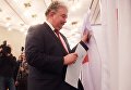 Кандидат в президенты РФ от партии Российский общенародный союз Сергей Бабурин во время голосования на выборах президента РФ на избирательном участке в Москве. 18 марта 2018 Кандидат в президенты РФ от партии Российский общенародный союз Сергей Бабурин во время голосования на выборах президента РФ на избирательном участке в Москве. 18 марта 2018
