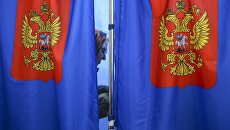 Избиратель во время голосования на выборах президента Российской Федерации на избирательном участке. 18 марта 2018 Избиратель во время голосования на выборах президента Российской Федерации на избирательном участке. 18 марта 2018