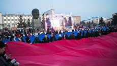 Триколор весом 600 кг на главной площади Улан-Удэ в день выборов. 18 марта 2018 Триколор весом 600 кг на главной площади Улан-Удэ в день выборов. 18 марта 2018