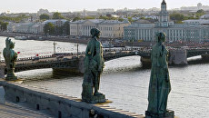Скульпуры на крыше Эрмитажа. Вид на Дворцовый мост. Архивное фото Скульпуры на крыше Эрмитажа. Вид на Дворцовый мост. Архивное фото